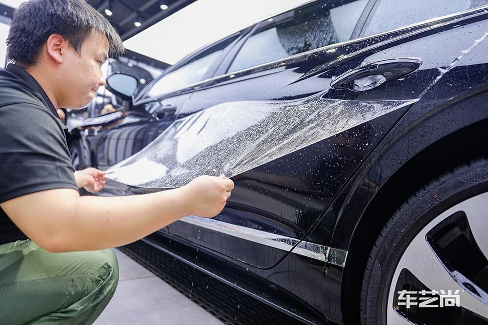 宾利飞驰施工威固漆面保护膜过程展示（五）