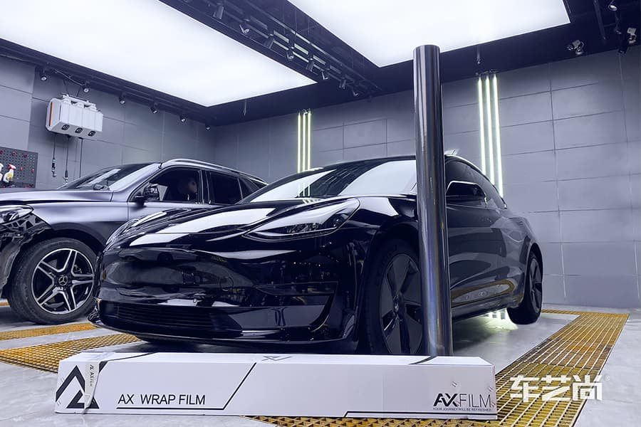 特斯拉 Model 3  施工AX-3D炫彩色改色膜过程及效果展示（图二）