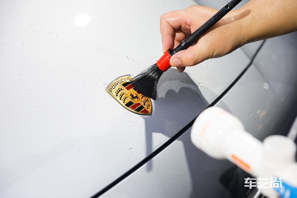 保时捷卡宴装贴威固漆面保护膜过程展示（图一）