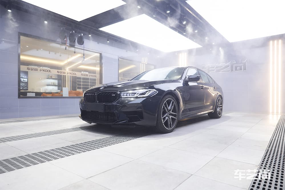 宝马M5黑色施工威固漆面保护膜过程及效果展示（图四）