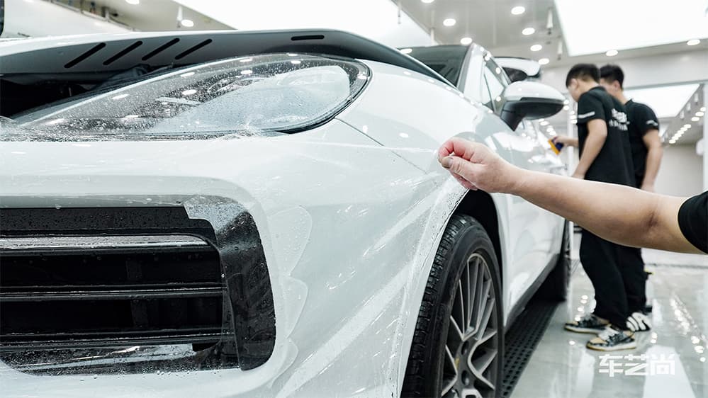 保时捷卡宴白色施工威固漆面保护膜流程及效果展示（图三）