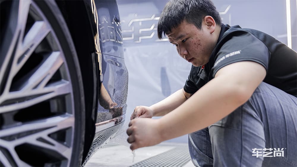 奥迪A8 黑色施工威固漆面保护膜流程及效果展示（图七）