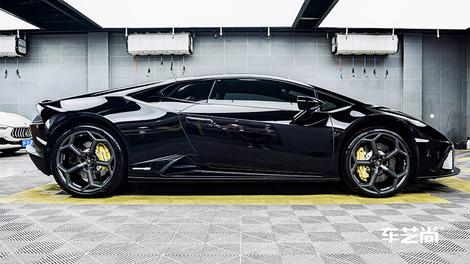 兰博基尼小牛施工改色膜亮光黑过程及效果展示