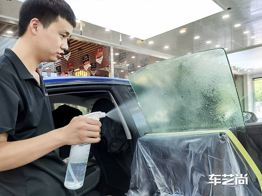 蓝色特斯拉3施工威固玻璃膜VK70+K15（图10）