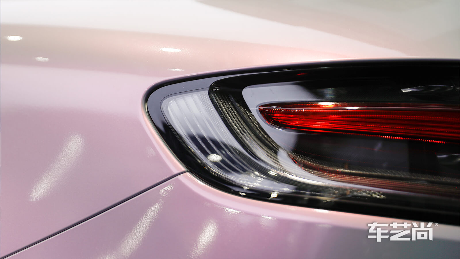 保时捷Macan施工车身改色膜高亮樱花粉（图9）