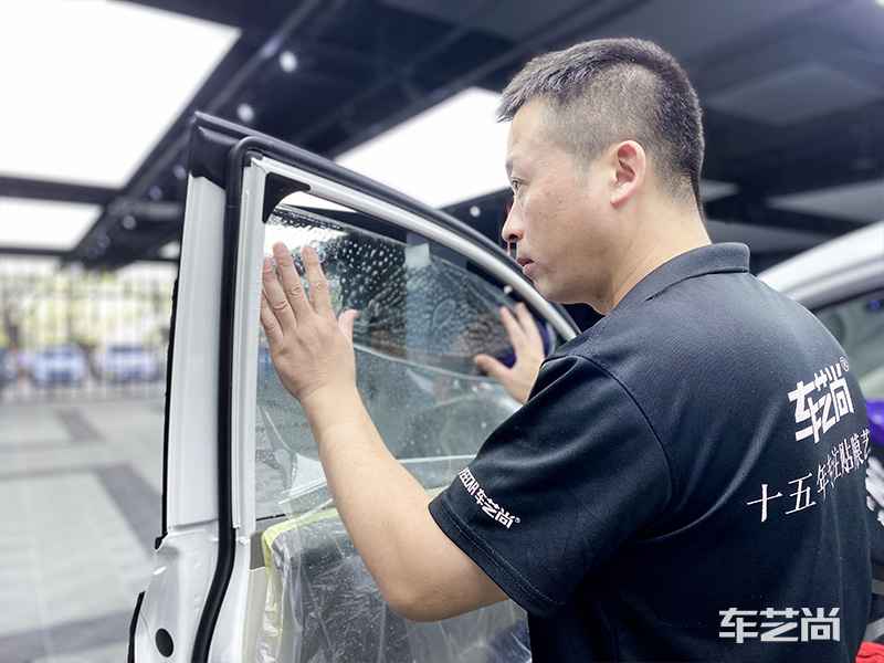 车窗膜装贴.jpg