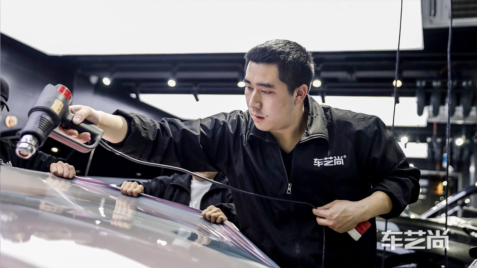 保时捷Macan施工车身改色膜高亮樱花粉（图3）