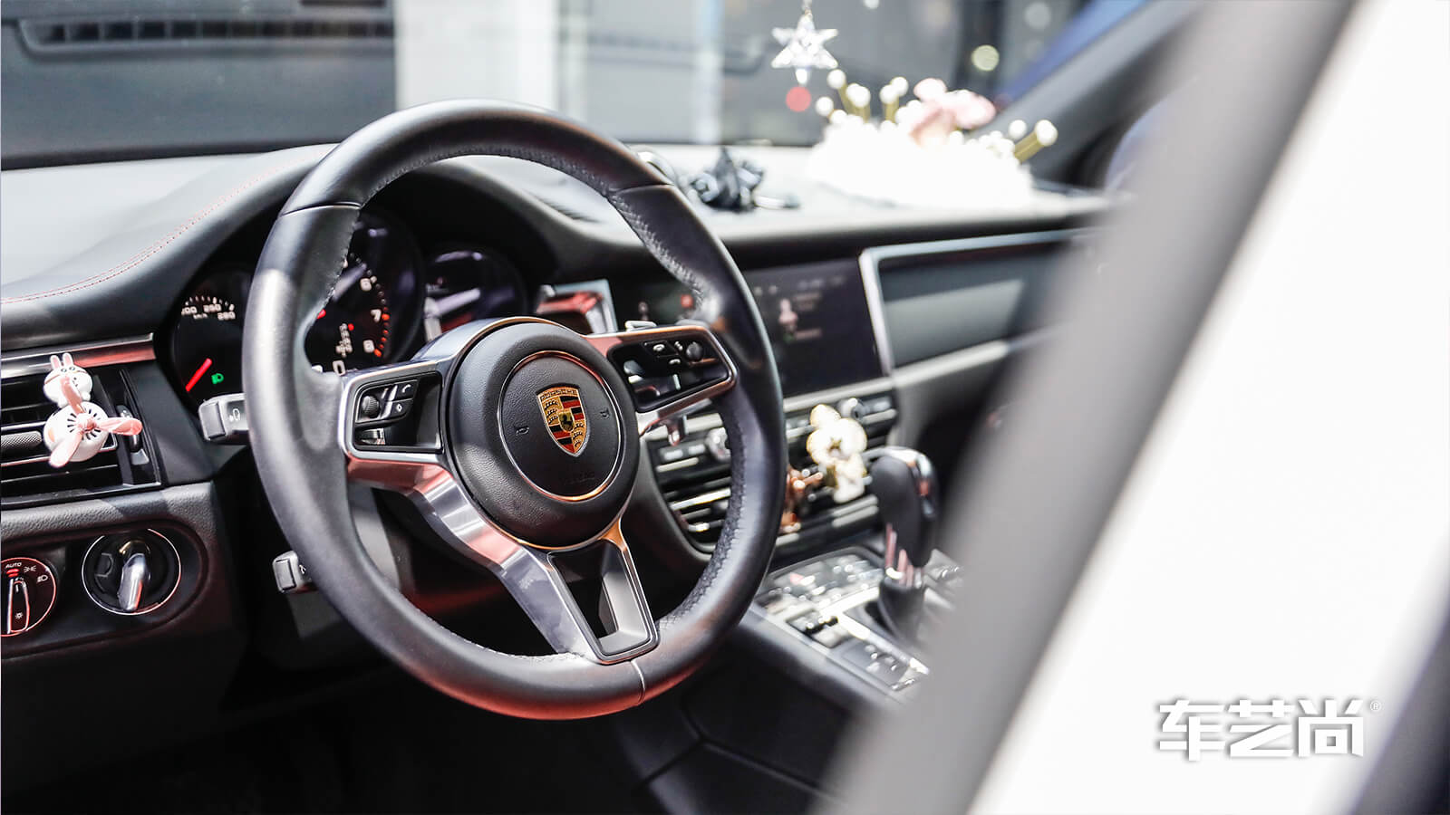 保时捷Macan施工车身改色膜高亮樱花粉（图1）