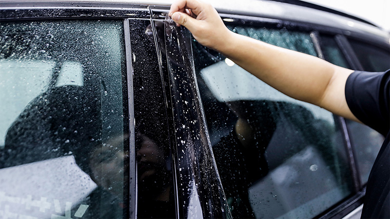 汽车贴膜后下雨了有什么影响，会损坏车膜吗