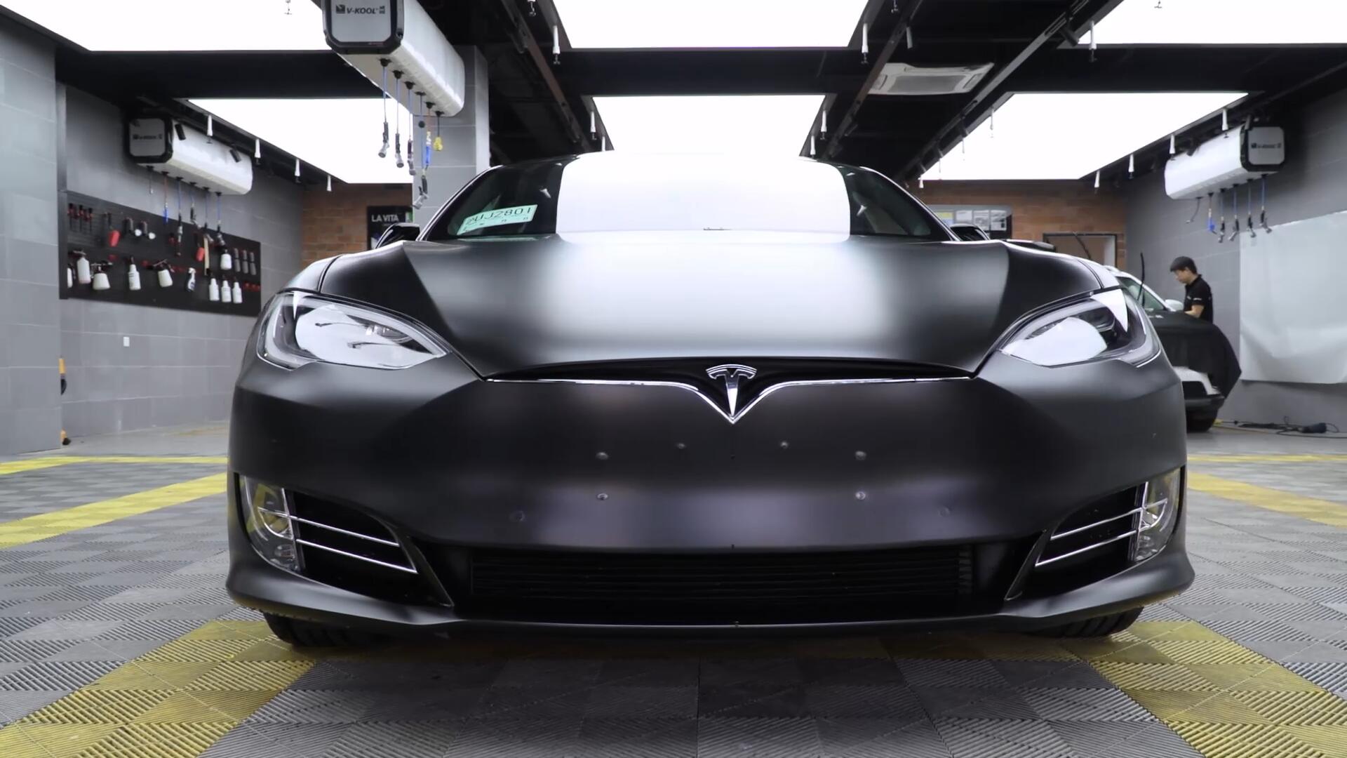 特斯拉 models 施工哑光车衣后颜值暴增!