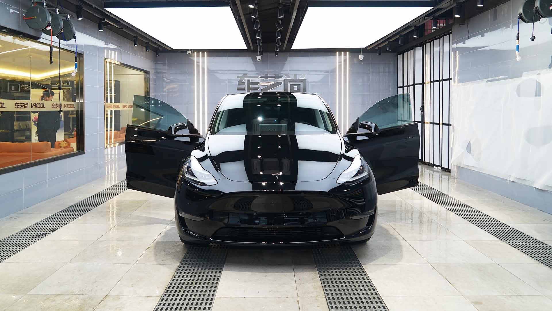魔都首辆特斯拉Model Y选择车艺尚施工隐形车衣！